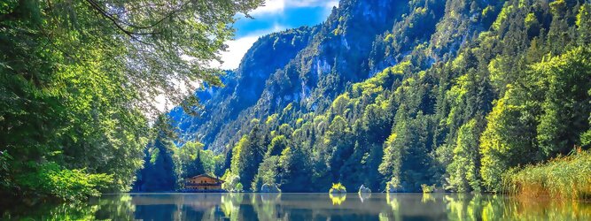 Der Berglsteinersee ist einer der vielen Seen, die man in der Region Kramsach in Tirol finden kann. Der Berglsteinersee ist durch seine Lage und seine Umgebung ein ganz besonderer See. Der See ist umgeben von Wäldern und Bergen und bietet eine ruhige und entspannte Atmosphäre. An einem sonnigen Tag kann man hier viele Wassersportarten ausüben oder einfach nur die Sonne genießen. Es ist auch ein großartiger Ort zum Schwimmen oder für eine Bootsfahrt.