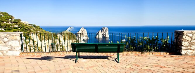 Trip Österreich Feriendestination - Capri ist eine blühende Insel mit weißen Gebäuden, die einen schönen Kontrast zum tiefen Blau des Meeres bilden. Die durchschnittlichen Frühlings- und Herbsttemperaturen liegen bei etwa 14°-16°C, die besten Reisemonate sind April, Mai, Juni, September und Oktober. Auch in den Wintermonaten sorgt das milde Klima für Wohlbefinden und eine üppige Vegetation. Die beliebtesten Orte für Capri Ferien, locken mit besten Angebote für Hotels und Ferienunterkünfte mit Werbeaktionen, Rabatten, Sonderangebote für Capri Urlaub buchen.