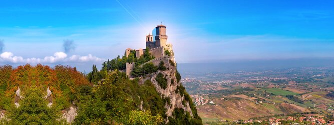 Trip Österreich Urlaubsdestination - San Marino – Hol ihn dir – den heißbegehrten Einreise-Stempel von San Marino. Nimm deinen Reisepass, besuche die örtliche Tourismusbehörde, hier wird die kleine Trophäe in dein Reisedokument gestempelt, es sieht gut aus und ist eine supertolle Urlaubserinnerung. Dieses neue Trendy-Reiselust-Souvenir passt ausgezeichnet zu den anderen außergewöhnlichen Stempeln deiner vergangenen Reisen. San Marino ist ein sehr interessanter Zwergstaat, eine Enklave, vollständig von Italien umgeben, eine der ältesten bestehenden Republiken und eines der reichsten Länder der Welt. Die beliebtesten Orte für Ferien in San Marino, locken mit besten Angebote für Hotels und Ferienunterkünfte mit Werbeaktionen, Rabatten, Sonderangebote für San Marino Urlaub buchen.